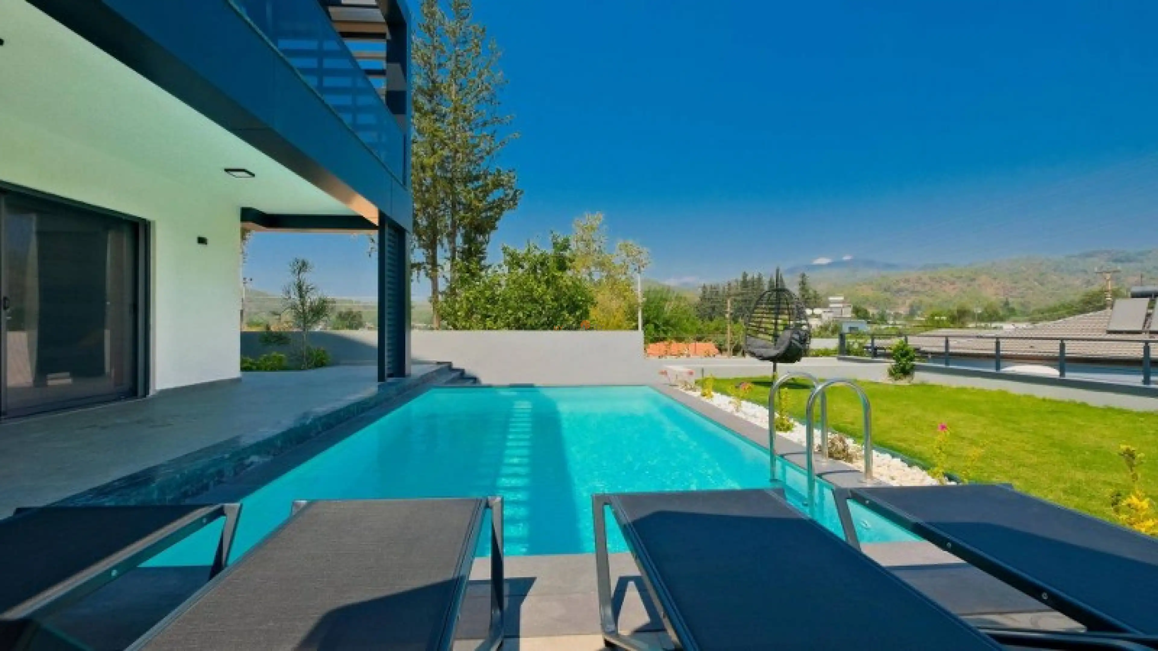 fethiye-kargida-yesillikler-icerisinde-jakuzili-modern-villa-1088058_800x450_164.jpeg