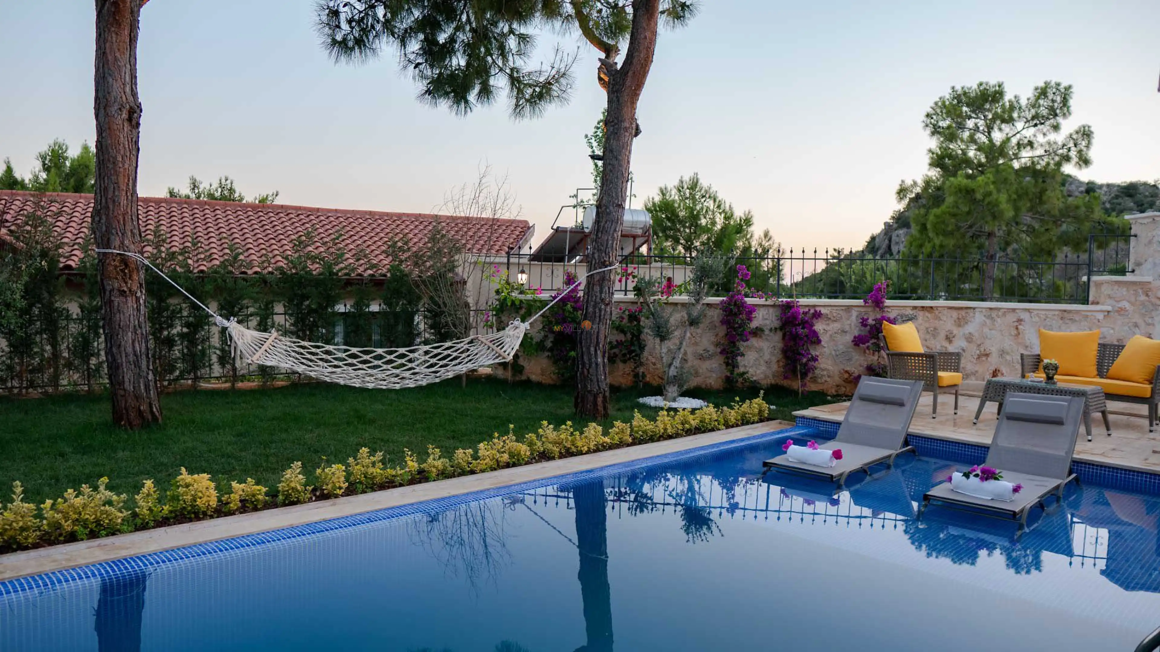 havuzu-korunakli-villa-narin-1-villa-gezegeni-21_574_961.jpg