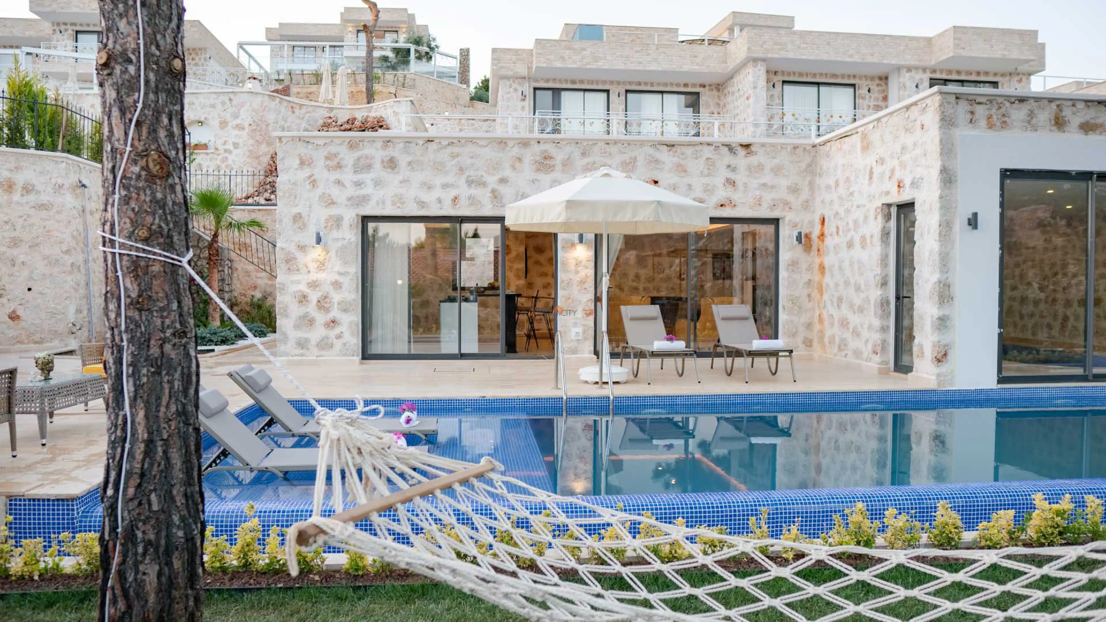 havuzu-korunakli-villa-narin-1-villa-gezegeni-24_433_42.jpg