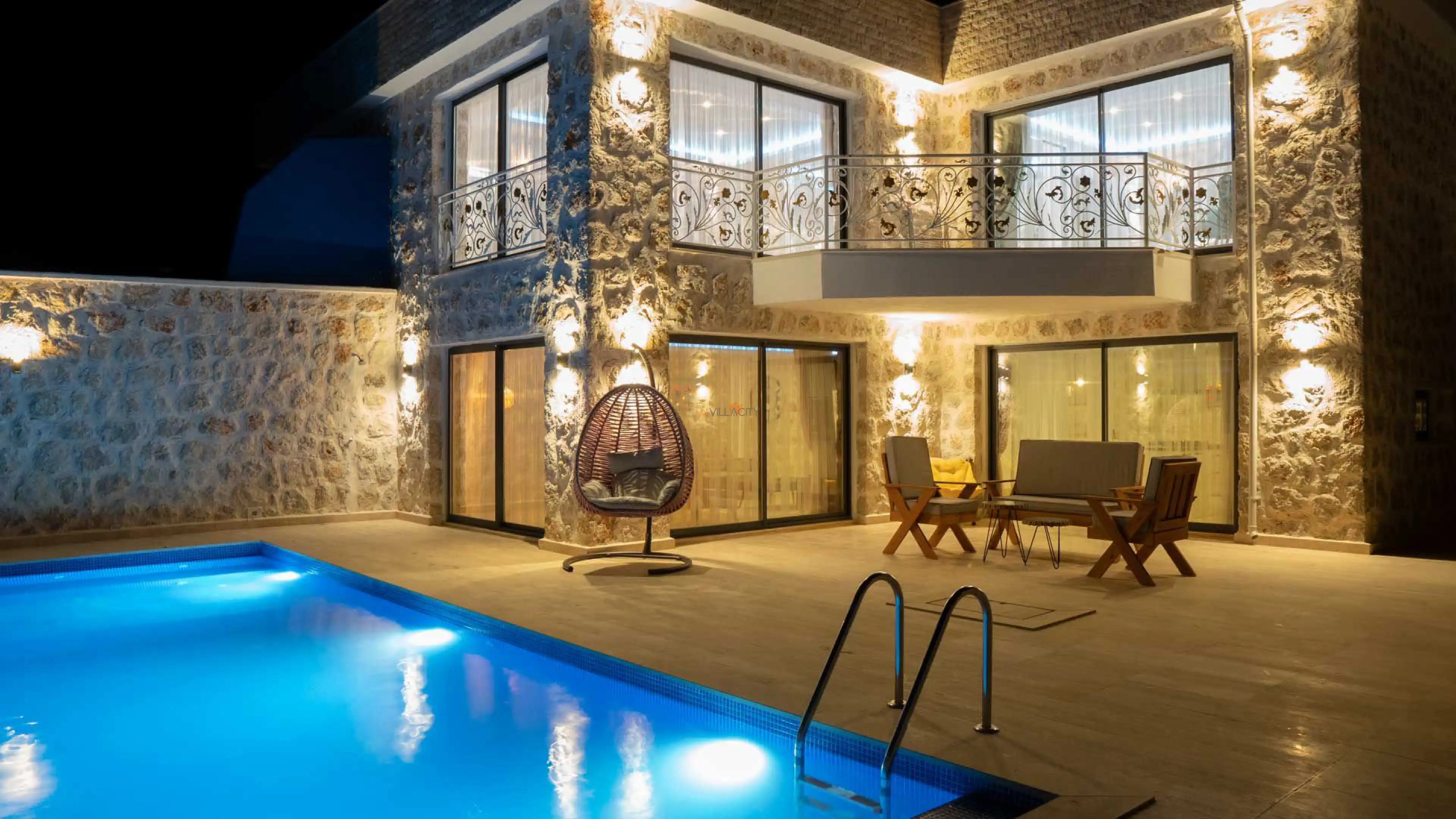 havuzu-korunakli-villa-narin-2-villa-gezegeni-21_948_372.jpg