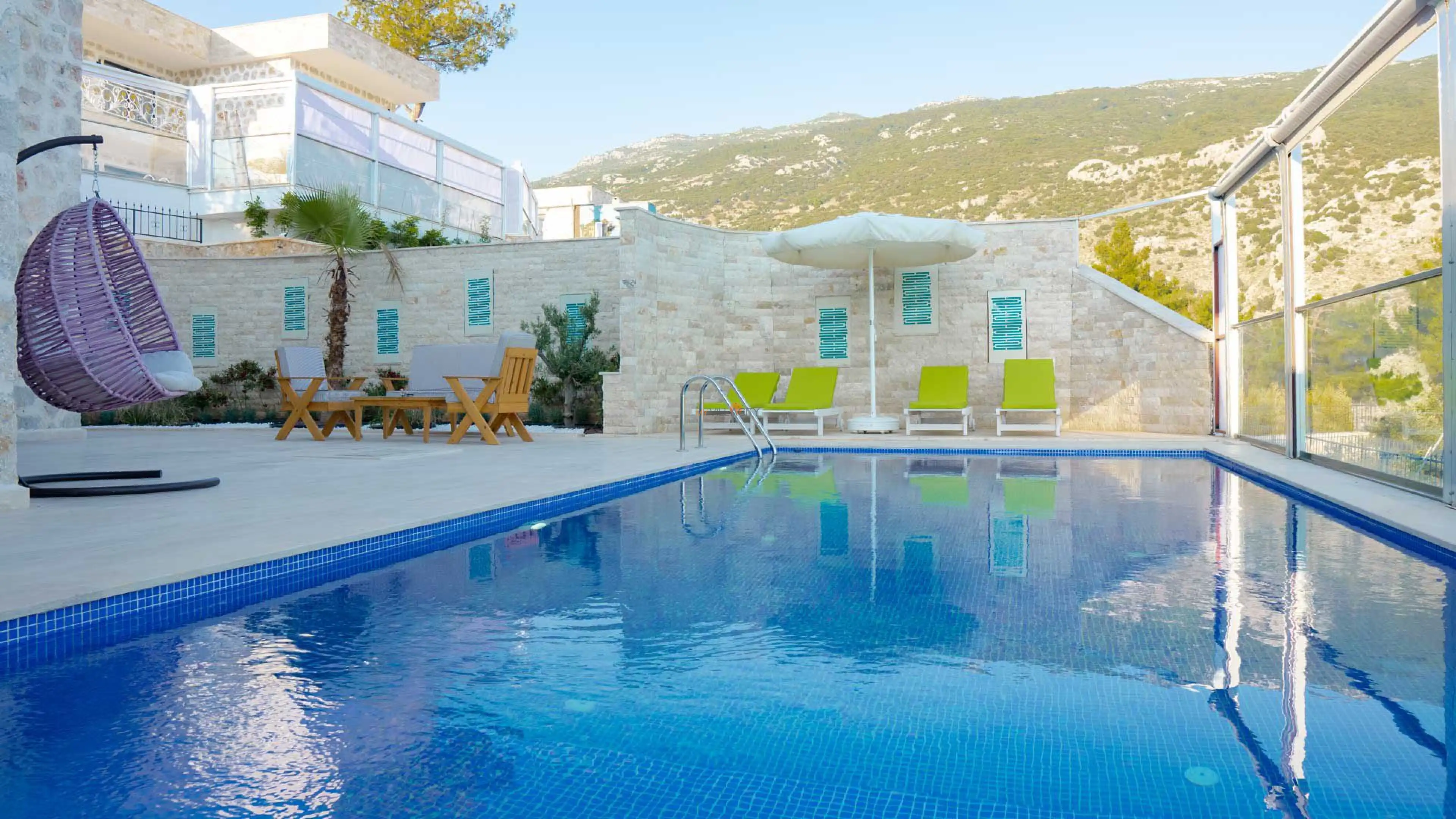 havuzu-korunakli-villa-narin-2-villa-gezegeni-39_165_825.jpg