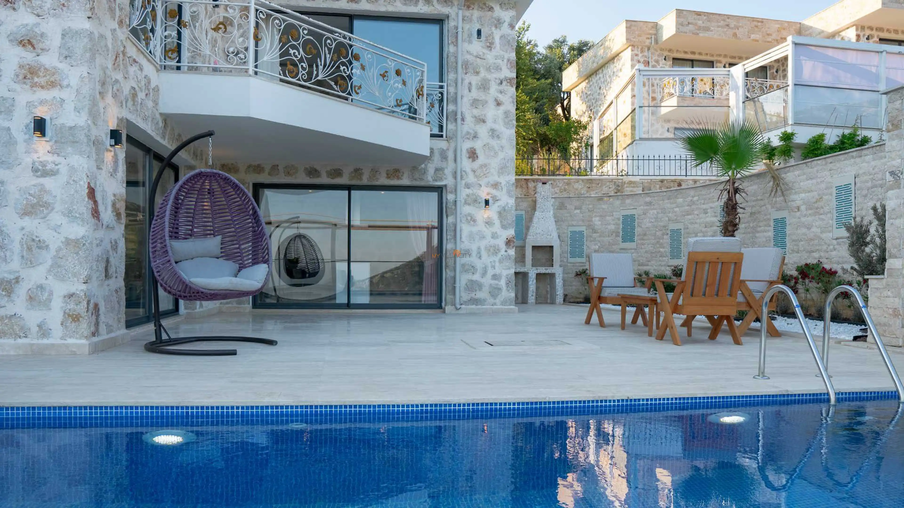havuzu-korunakli-villa-narin-2-villa-gezegeni-40_951_138.jpg