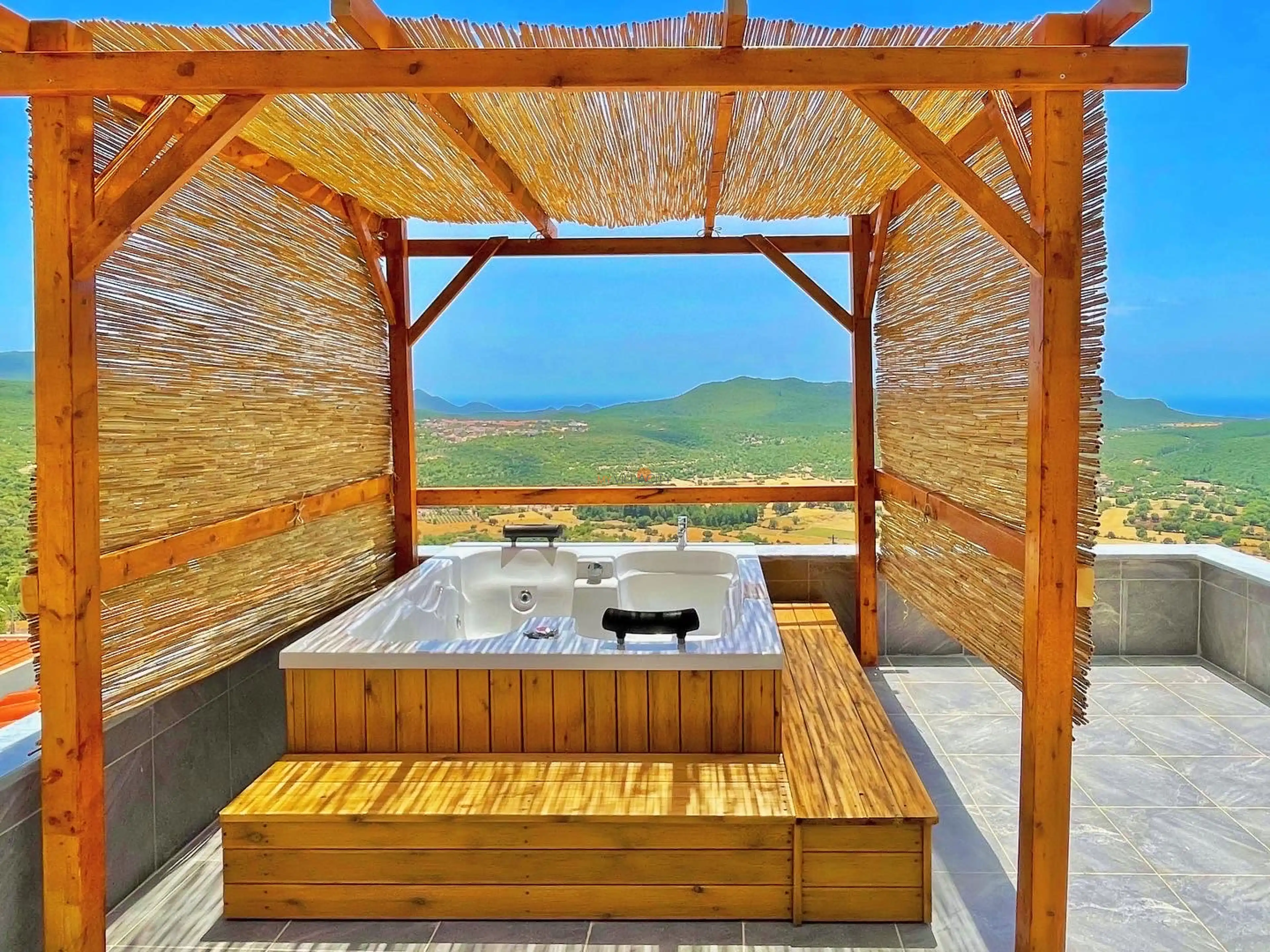 hot_tub_uoNnvbr_805.jpeg