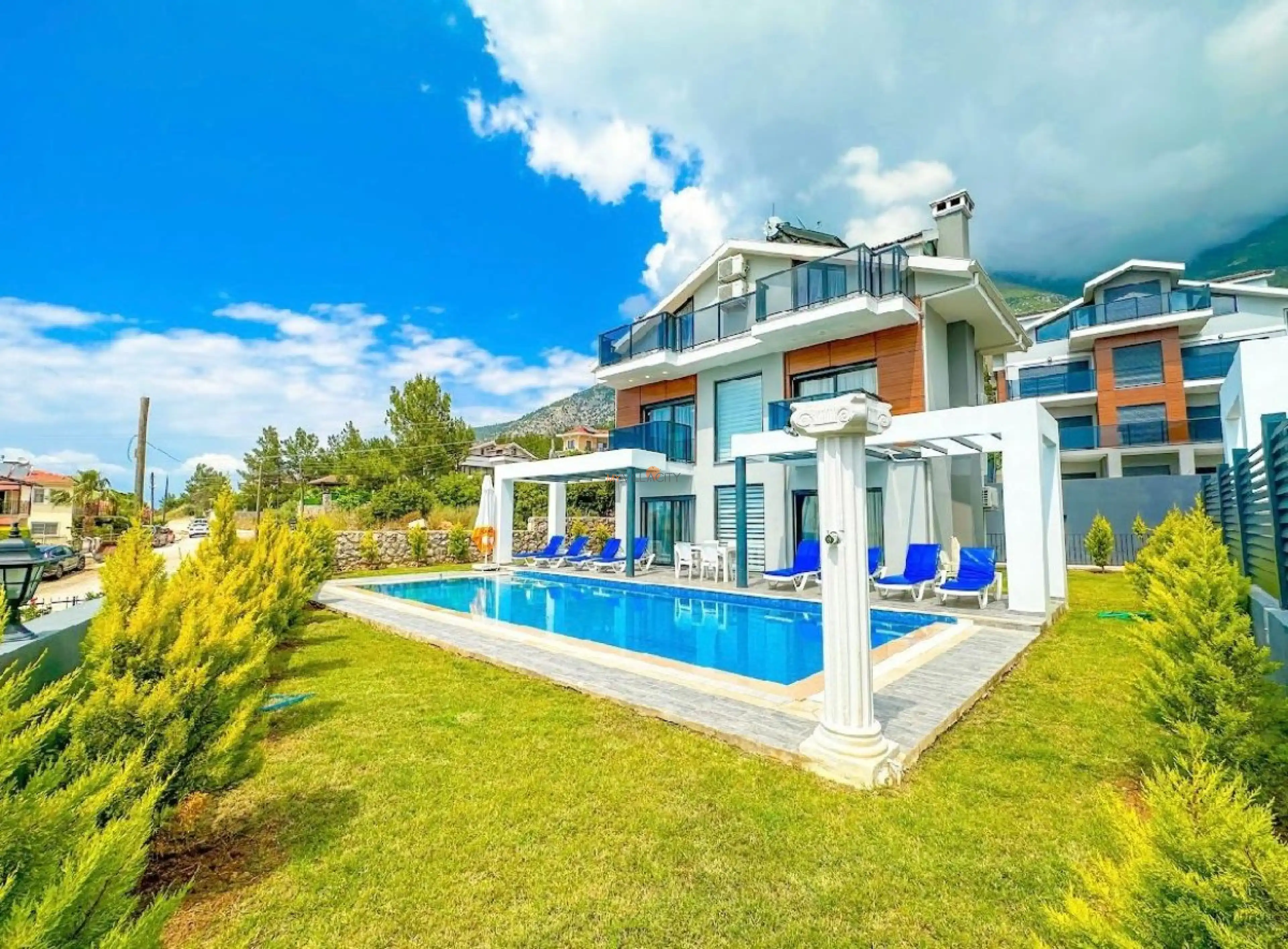 villa-lazuli-2957368332-b_527.jpeg