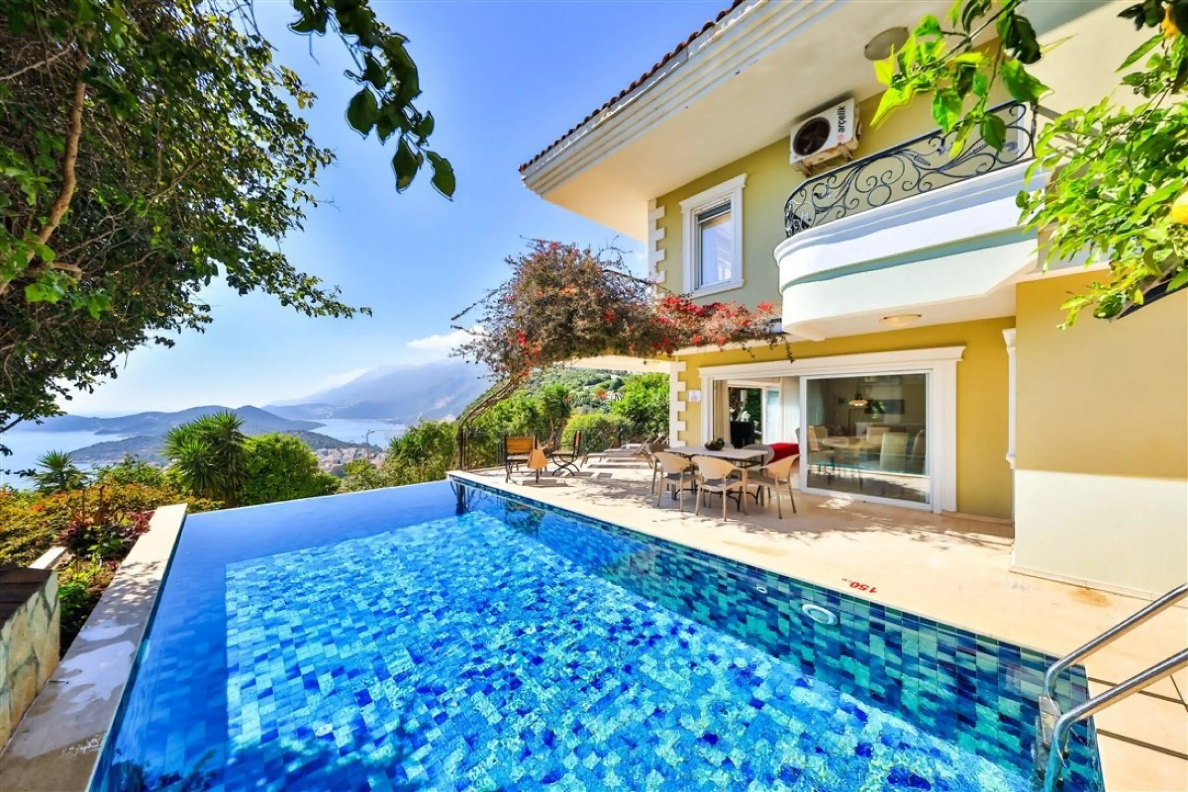 villa-noyan-166423811-b_693.jpg