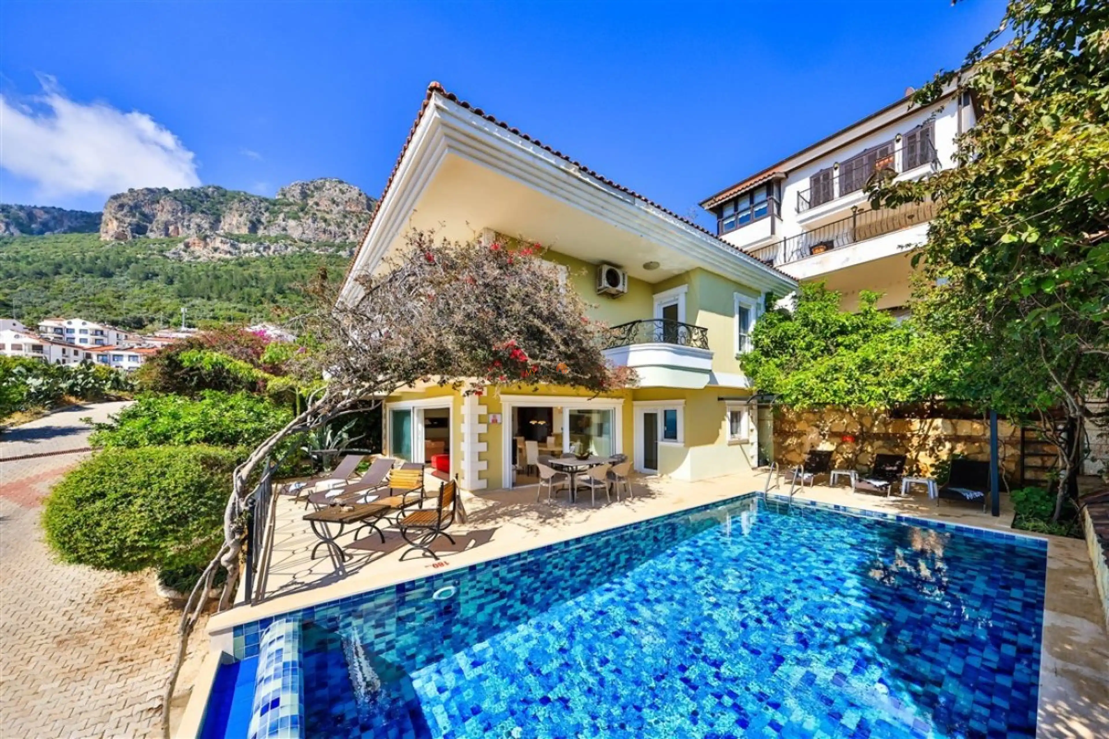 villa-noyan-168108789-b_500.jpg