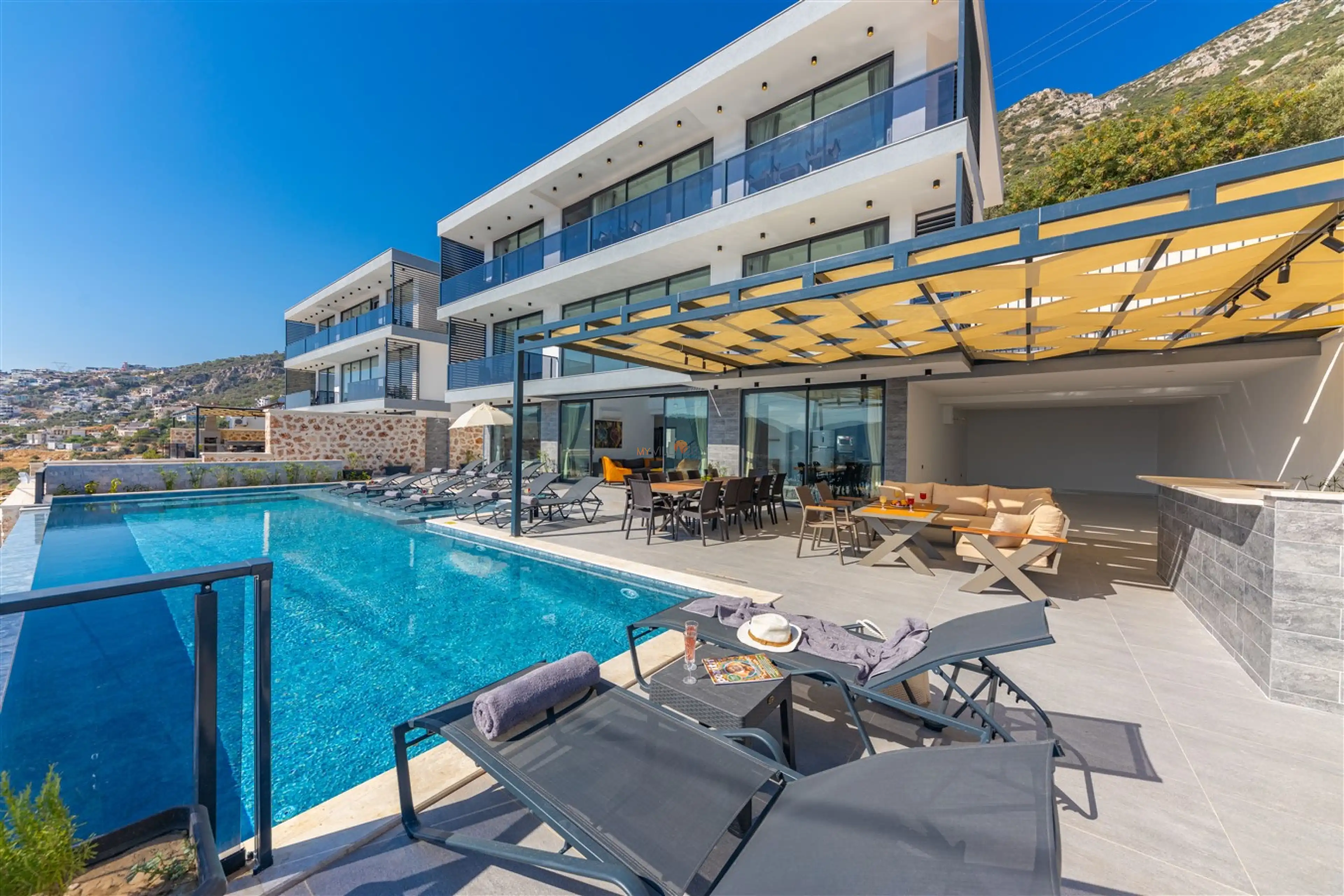 villa-royal-falcon-kalkan-tigervillas-villagezegeni-11_829_788.jpg